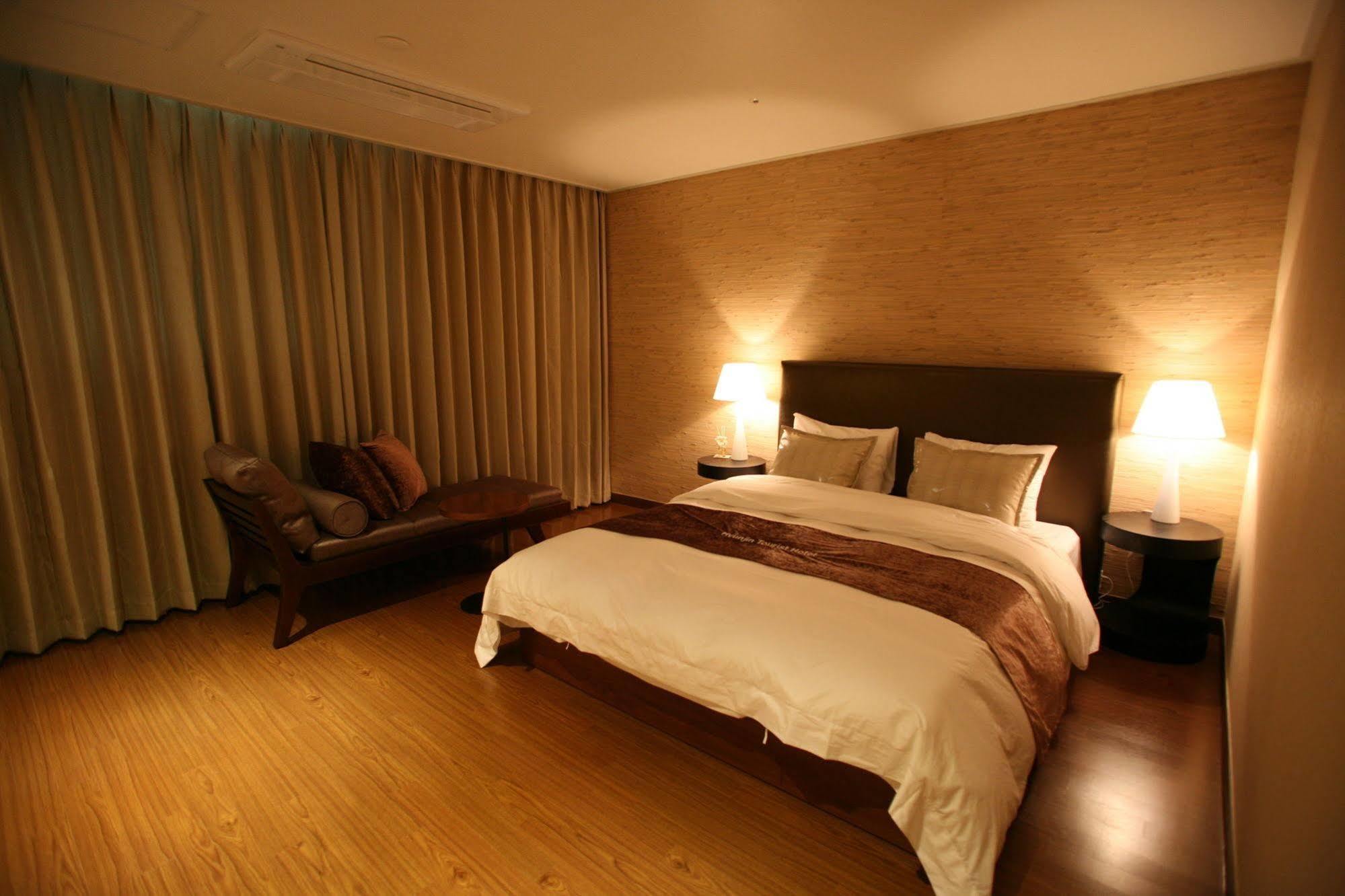 Hyunjin Tourist Hotel Donghae Buitenkant foto